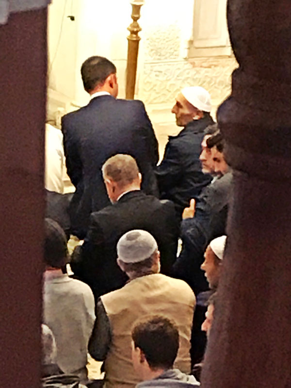 Camide bir vatandaş Bakan Kurum'a yerini vermedi: 'Burası Allah'ın evi, kalkmam' - Resim : 1
