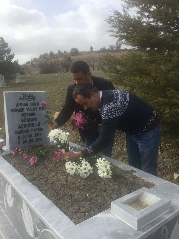 Solcu mazlum Veli, sağcı mazlum Gökhan'ın mezarında - Resim : 1