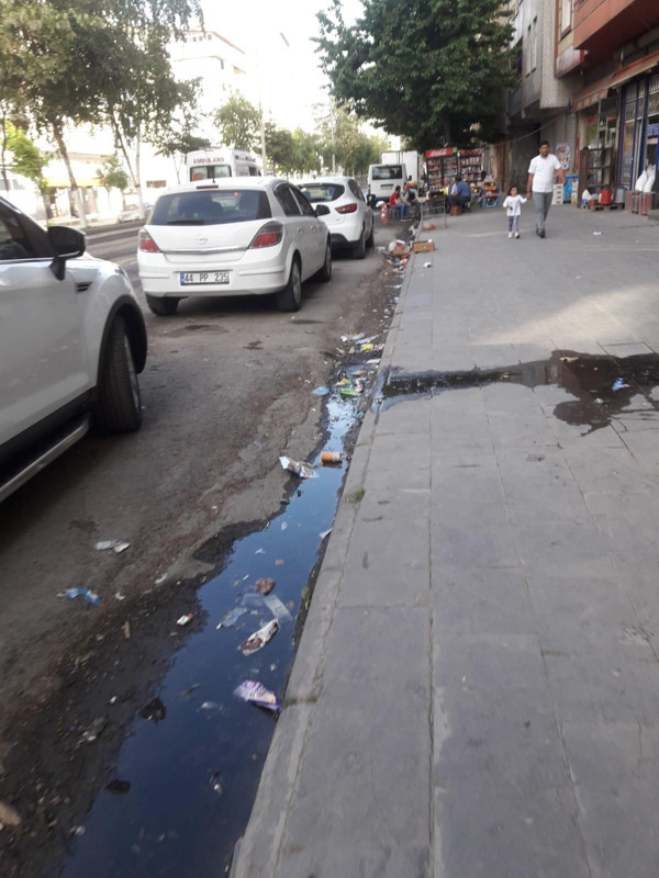 Kürtçe tabelayı kaldıran Tatvan Belediyesi'ne halktan çağrı: Tabelayı bırak, çöpleri toplamaya bak - Resim : 3