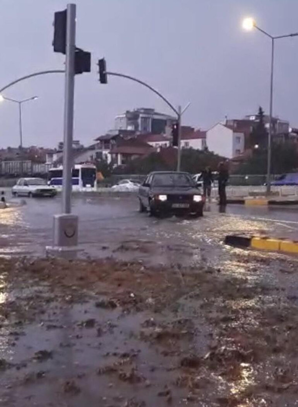 Uşak'ta sağanak, cadde ve sokakları su altında bıraktı - Resim : 1