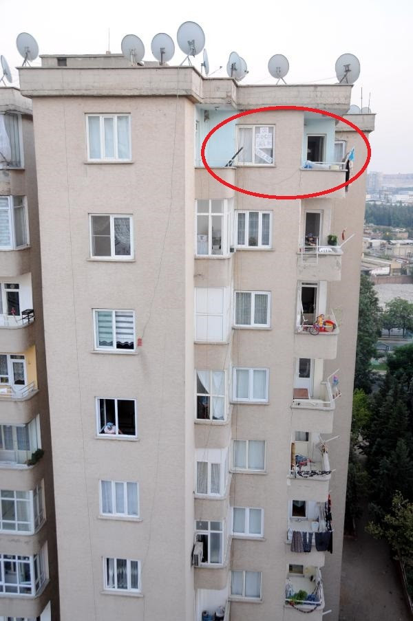 Komşuya kızdı, evini 7 çocuklu aileye satışa çıkardı - Resim : 1