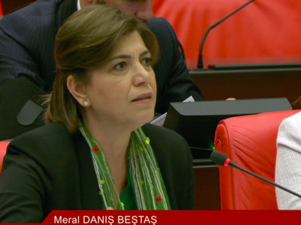Beştaş kırmızı, sarı, yeşil renkli fular ile Genel Kurul’a katıldı - Resim : 1