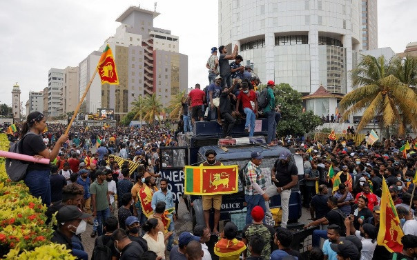 Krizin vurduğu Sri Lanka'da protestocular başkanlık konutunu bastı - Resim : 1