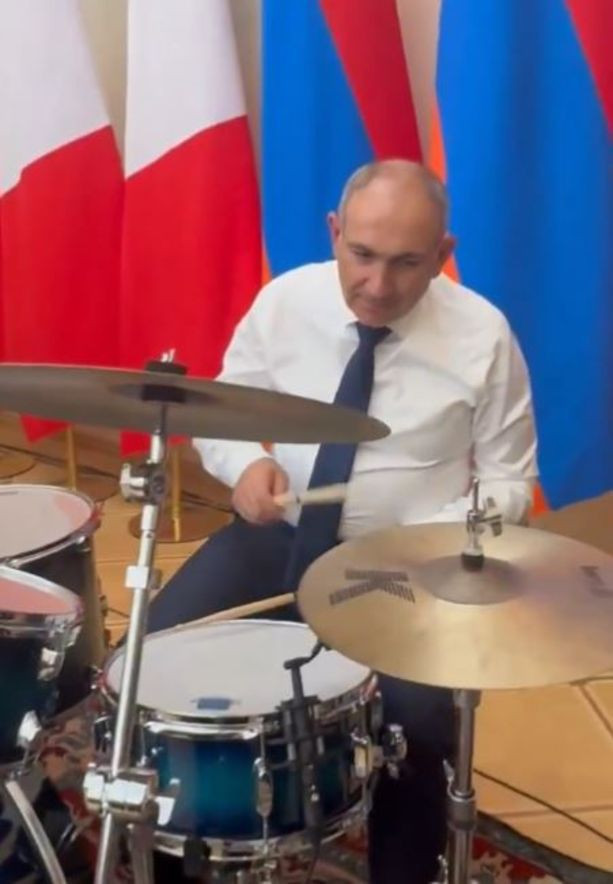 Erivan&rsquo;da zirve gecesine Macron-Paşinyan d&uuml;eti damga vurdu; Paşinyan &ccedil;aldı, Macron s&ouml;yledi - Resim : 1