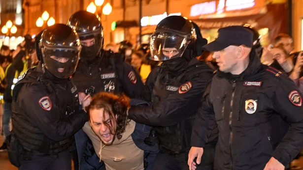 Rusya: Kısmi seferberlik ilanı sonrasındaki protestolarda en az 400 kişi gözaltına alındı - Resim : 2