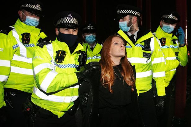 Sarah Everard protestolarında tepki çeken Londra Emniyet Müdürü: İstifa etmeyi düşünmüyorum - Resim : 4