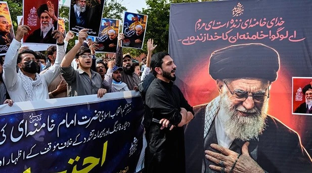 İran'da cuma namazı sonrası ABD ve İsrail protestosu - Resim : 1