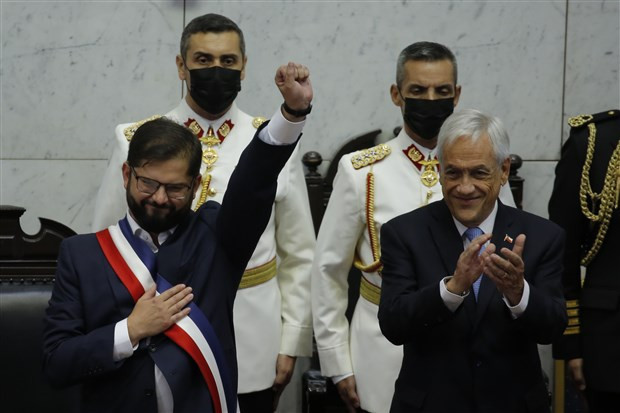 Gabriel Boric görevine resmen başladı: Allende ile aynı balkondan seslendi - Resim : 1