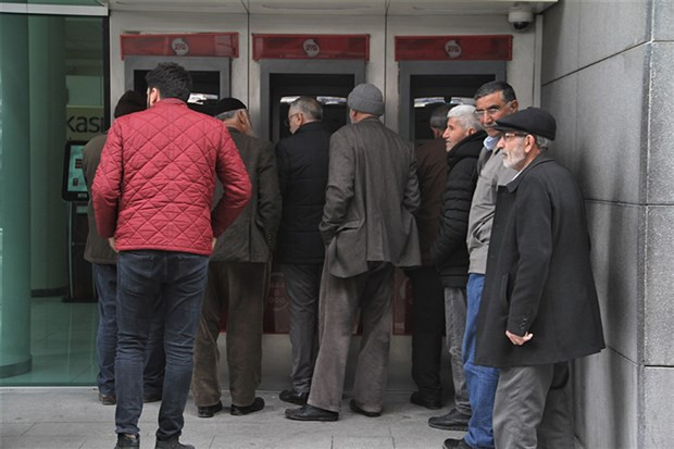Elazığ'da 'evde kal' uyarılarına rağmen sokaklar dolu - Resim : 1