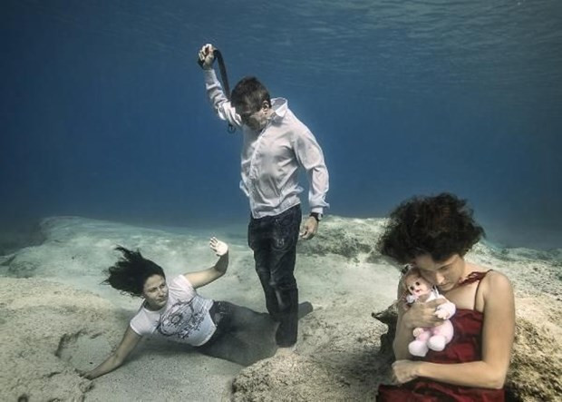 Su altından "Kadına Şiddet" fotoğrafları - Resim: 1