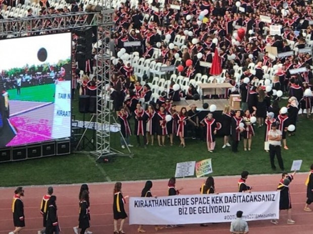 ODTÜ'deki pankartlara soruşturma: 3 gözaltı - Resim : 1