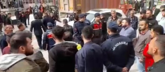 Konya'da ‘kaymakam ihaleleri hemşehrilerine veriyor’ diyen hafriyatçılar kaymakamlığı bastı - Resim : 1