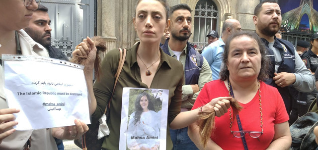 Kadınlar İstanbul'da asha Amini için İran Başkonsolosluğu önünde toplandı - Resim : 2