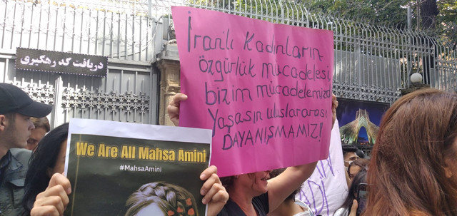 Kadınlar İstanbul'da asha Amini için İran Başkonsolosluğu önünde toplandı - Resim : 3