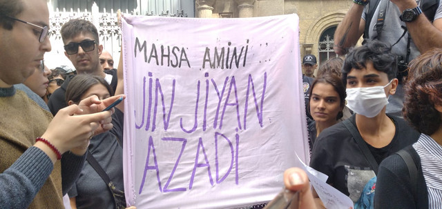 Kadınlar İstanbul'da asha Amini için İran Başkonsolosluğu önünde toplandı - Resim : 1
