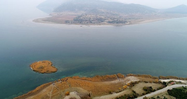 Eğirdir Gölü ikiye bölünüyor - Resim : 1