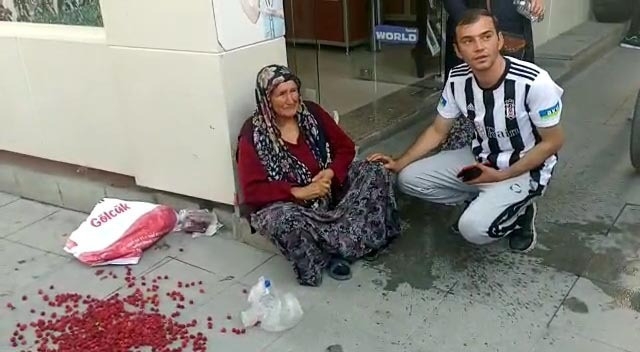 Bahçesinden topladığı meyveler zabıta işlem yaparken yere döküldü, yaşlı kadın ağladı - Resim : 2