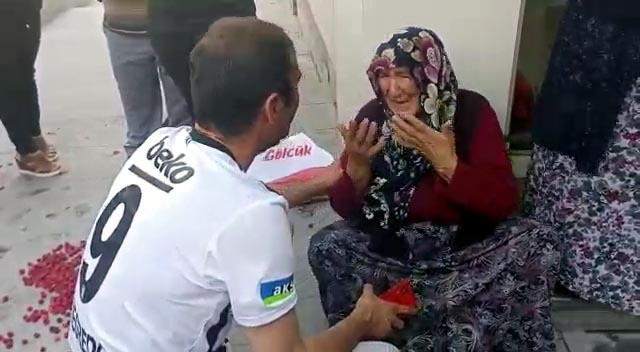 Bahçesinden topladığı meyveler zabıta işlem yaparken yere döküldü, yaşlı kadın ağladı - Resim : 1