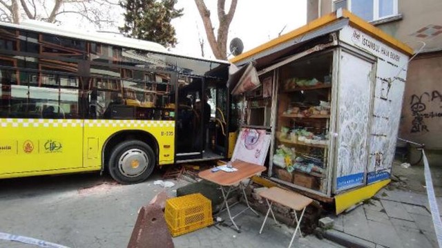 İETT otobüsü Halk Ekmek büfesine çarptı - Resim : 1