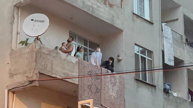 Yangında can pazarı: Bebeği atmaya çalıştı, son anda vazgeçti - Resim : 1