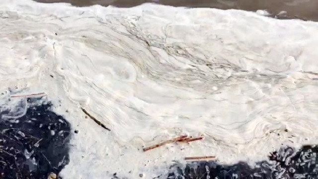 En büyük tatlı su kaynaklarından Eğirdir Gölü kimyasallar nedeniyle köpürüyor - Resim : 1