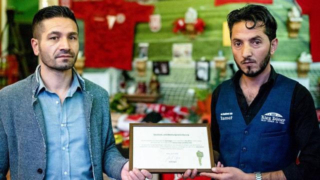 Irkçı saldırıda hedef olan döner büfesi artık çalışanlarının - Resim : 1