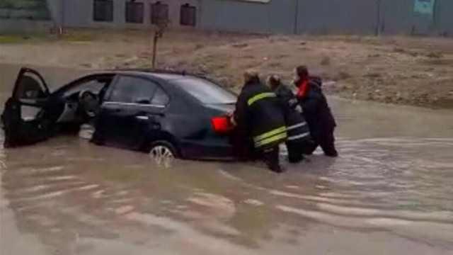 Cizre'de sağanak: 3 kişilik aile araçta mahsur kaldı - Resim : 1