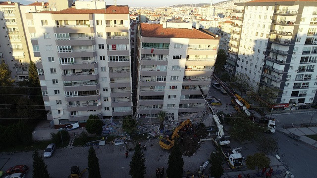 Depremin ikinci gününde arama kurtarma çalışmaları sürüyor: 39 kişi hayatını kaybetti, 885 yaralı - Resim : 2