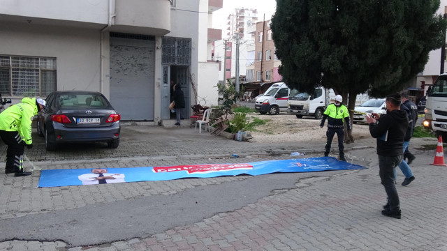 Pankartın bağlı olduğu taşın kafasına düştüğü kadın öldü - Resim : 1