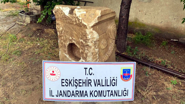 Tarla sürerken, Roma dönemine ait taş eser buldu - Resim : 1