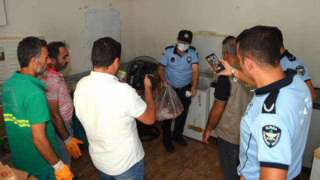Bodrum kattaki depoya baskında 'sağlıksız 1,5 ton beyaz et' imha edildi - Resim : 1
