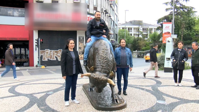 Kadıköy boğa heykelinin restorasyonu bitti; üzerine çıkan kişi 'duyarlı olun' dedi - Resim : 2