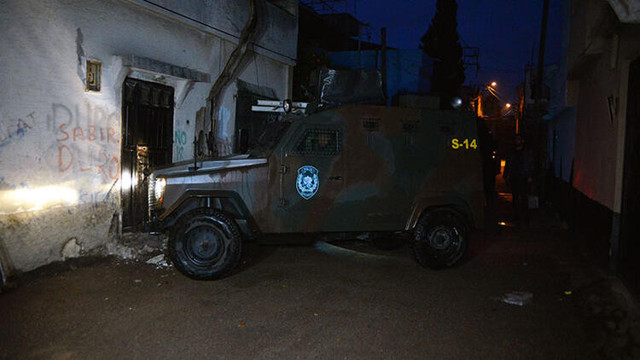 IŞİD operasyonunda kapısı açılmayan eve 'zırhlı araç' ile müdahale - Resim : 1