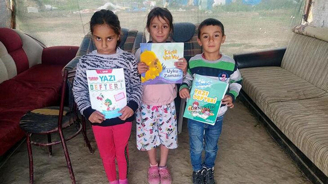 Mevsimlik işçi çocuklarının okuma azmi: Okula yürüyerek gidip derslerini çadırda çalışıyorlar - Resim : 1