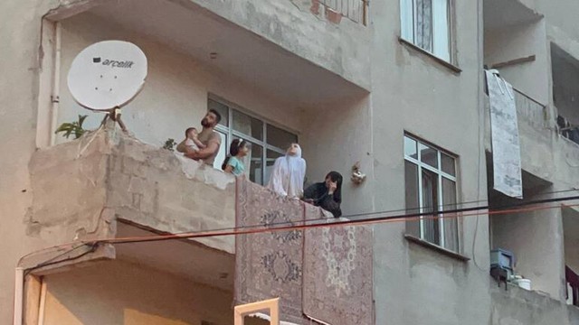 Yangında can pazarı: Bebeği atmaya çalıştı, son anda vazgeçti - Resim : 1