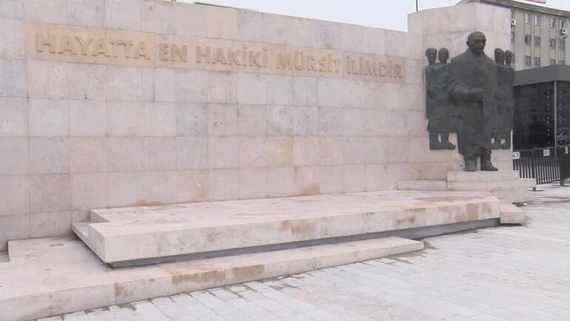 Bağcılar Meydanı'nda 'heykel' tartışması: En azından Atatürk'e benzetilebilirdi - Resim : 1