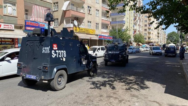 Diyarbakır'da kaza sonrası kavga çıktı: 4 yaralı, 7 gözaltı - Resim : 2