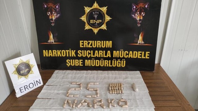 Polisin 'şüphe üzerine' durdurduğu 2 kişinin midesinden eroin çıktı - Resim : 1