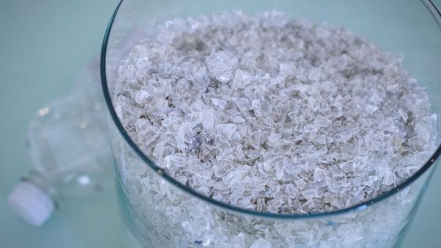 Biberonla beslenen bebekler her gün 'milyonlarca mikroplastik parçacık yutuyor' - Resim : 1