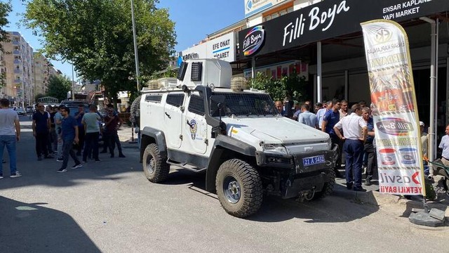 Diyarbakır'da kaza sonrası kavga çıktı: 4 yaralı, 7 gözaltı - Resim : 1