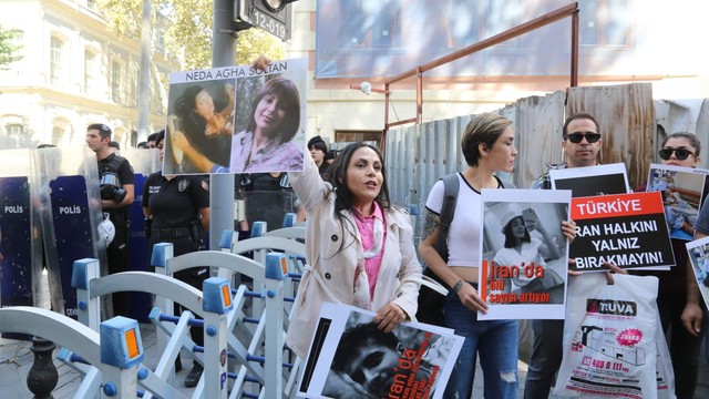 İran Konsolosluğu önünde protesto: Kadınlar İran rejimini alaşağı edecek - Resim : 2