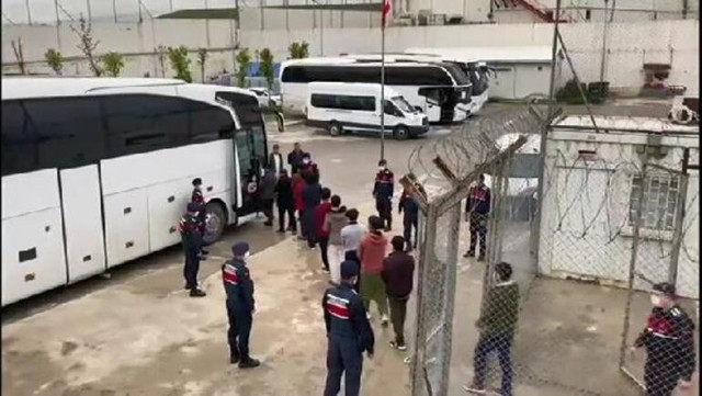 İstanbul'da 'kaçak göçmen' denetimi: 449 kişi yakalandı - Resim : 1