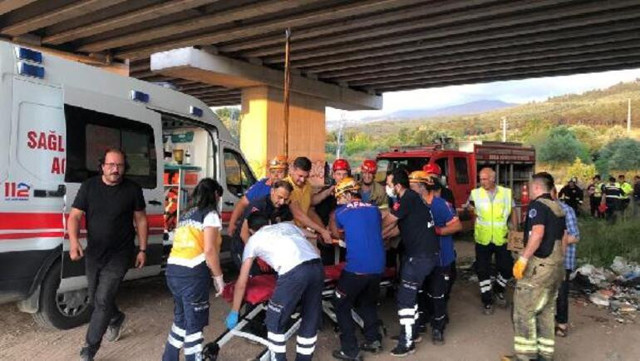 Otomobil taşıyan TIR viyadükten uçtu - Resim : 2