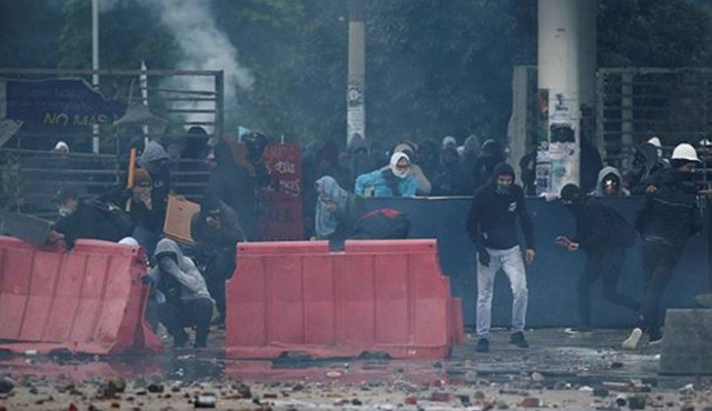 Kolombiya'da yüz binlerce kişi hükümet karşıtı gösteriler için sokaklarda - Resim : 4