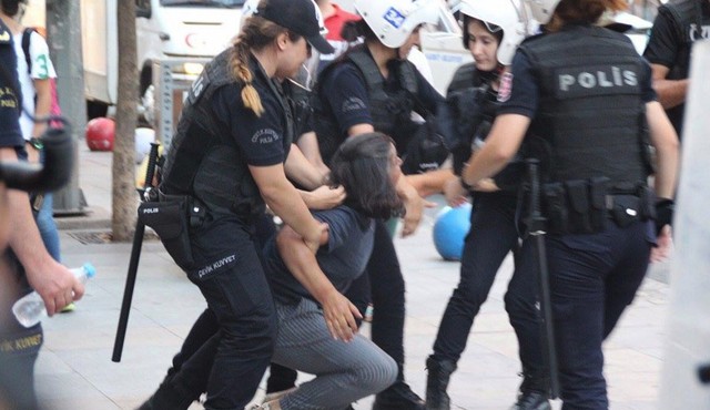 Berkin'in annesi Gülsüm Elvan'ın kolunu kıran polislere koruma kalkanı - Resim : 2