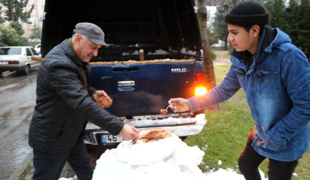 Çocuklar oynasın diye her gün dağdan kar getiriyor - Resim : 1