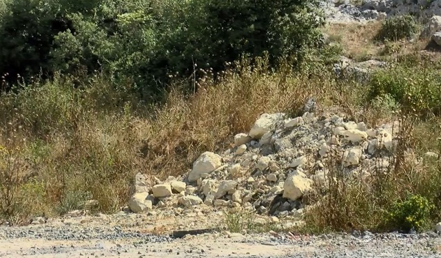 'Hafriyat atığı dökenlere yasal işlem uygulanacaktır' tabelasının önüne hafriyat döktüler - Resim : 1