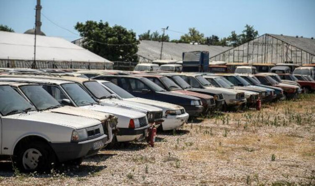 'Dövizle getirilen binlerce araç, yediemin otoparklarında çürüyor' - Resim : 2