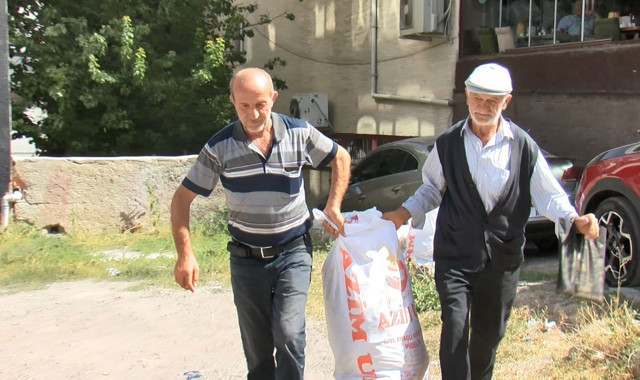 Sokak hayvanları için her gün 15 kilometre yol gidiyor - Resim : 1