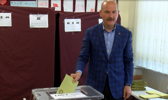 Siyasiler sandık başında - Resim : 16